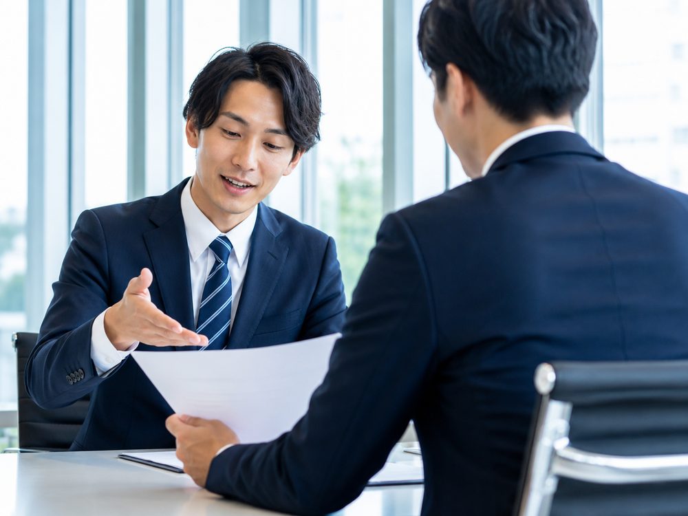 申請内容を打ち合わせる様子