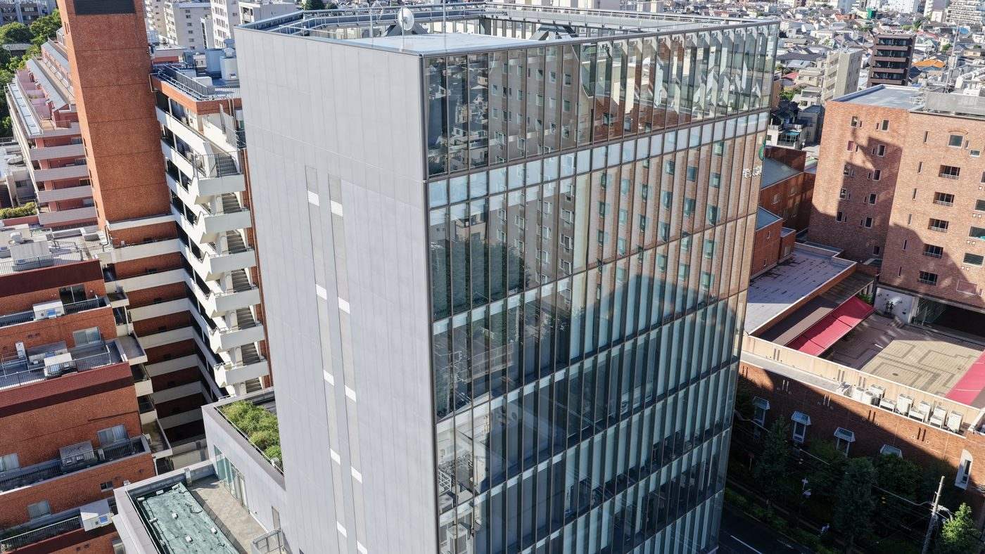 洗浄後の新興出版社啓林館の本社ビル。ガラスファサードが澄んで見える